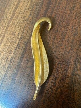Gold Curled Vintage Leaf Brooch